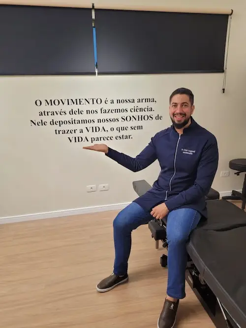 Fisioterapeuta da Clínica Barros realizando atendimento