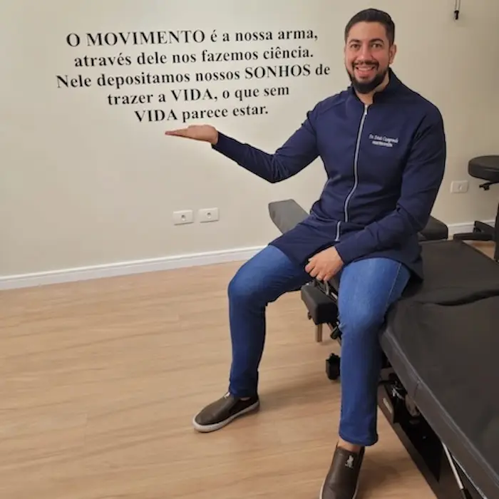 Fisioterapeuta da Clínica Barros realizando atendimento
