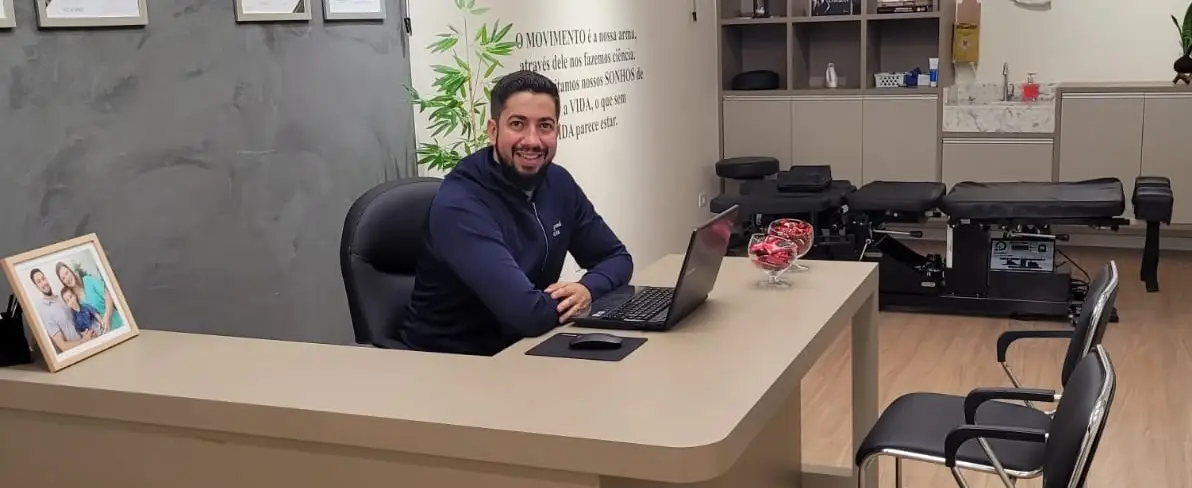 Paciente em sessão de fisioterapia na Clínica Barros
