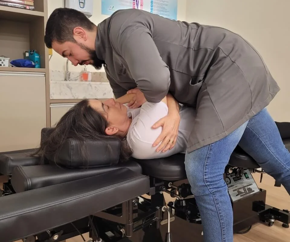 Ajuste quiroprático realizado por especialista da Clínica Barros
